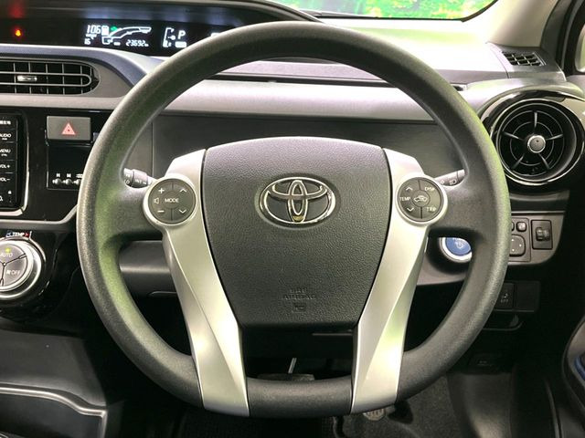 �C���e���A�ɍ��킹���f�U�C���̃X�e�A�����O�́A�^�]�������̂��Ƃ��l���A�^�]���₷���`��A�傫���ł��B�����x�A���ۂɐG���Ă��m���߂��������B
