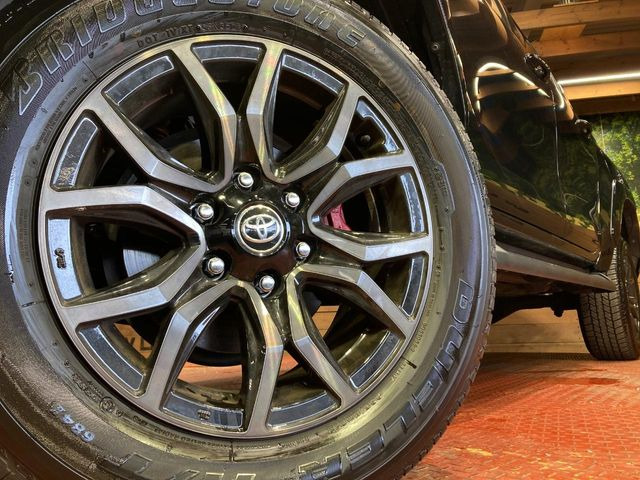 �y����18�C���`�A���~�z�C�[���z�O�ςɃ}�b�`���������A���~�z�C�[���𑕒����Ă���܂��B�e��ЊO�A���~�z�C�[����A�X�^�b�h���X�^�C�����戵�����Ă���܂��B���񂲑��k����������