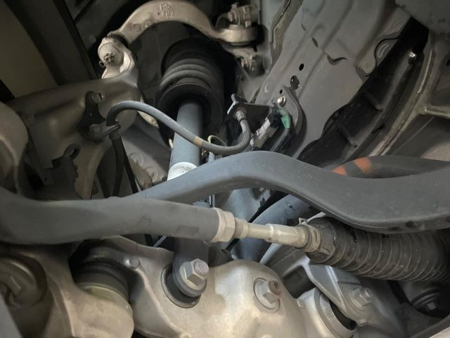 お車を安心してお乗りいただく為には、足回りの定期点検が欠かせません。サービスサポート(有償保証)では無料点検もご提供しており、安心のカーライフをお過ごしいただけるサポート体制が整っています。