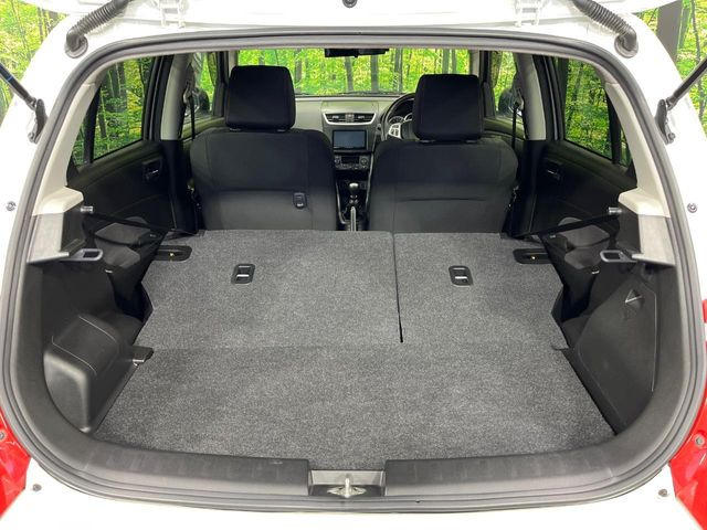 ���i�̂���������ʋ΁A���}���ɏ\���ȉ׎��X�y�[�X���m�ۂ��Ă���܂��B�Z�J���h�V�[�g��|���ƁA�傫�ȉו��̐ύڂ��\�ł���