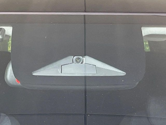 【ホンダセンシング】走行中に前方の車両等を認識し、衝突しそうな時は警報とブレーキで衝突回避と被害軽減をアシスト。より安全にドライブをお楽しみいただけます。