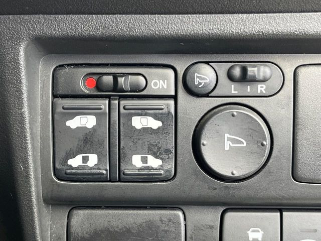 【両側パワースライドドア】スマートキーや運転席のスイッチで後席両側スライドドアの開閉が可能♪電動だから力を入れてドアを開ける必要が無く、小さなお子様でも簡単に開け閉めでき快適です♪