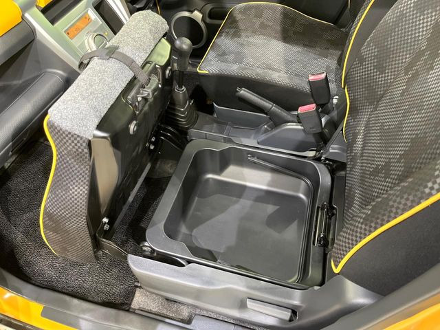 �y�V�[�g�A���_�[�{�b�N�X�z�V�[�g�̉��ɑ�e�ʂ̎��[�X�y�[�X��������Ă���A�C���ԃO�b�Y�ȂǁA�O���猩��ꂽ���Ȃ����̂�����������[�ł��ĕ֗�!