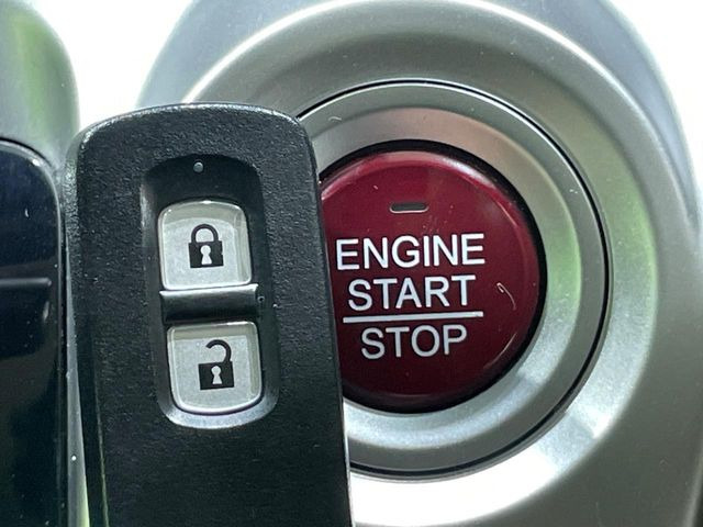 �yHonda�X�}�[�g�L�[�z�J�o����|�P�b�g�ɓ��ꂽ�܂܂ł��h�A�̎{���E�������\�ȃX�}�[�g�L�[�𑕔��B�G���W���̃I���E�I�t�����J�M�����o���K�v����������Ƃ��Ă��֗��ł���
