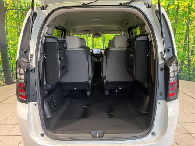 普段のお買い物や通勤、送迎等に十分な荷室スペースを確保しております。セカンドシートを倒すと、大きな荷物の積載も可能です♪
