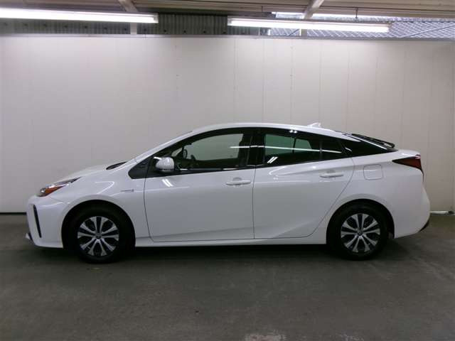 プリウス1.8 A プレミアム E-Four 4WD