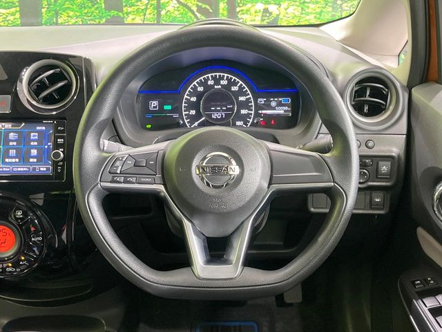 �C���e���A�ɍ��킹���f�U�C���̃X�e�A�����O�́A�^�]�������̂��Ƃ��l���A�^�]���₷���`��A�傫���ł��B�����x�A���ۂɐG���Ă��m���߂��������B