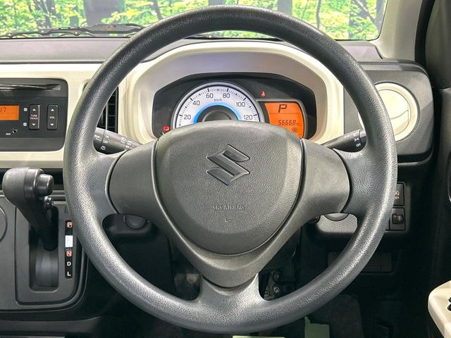 �C���e���A�ɍ��킹���f�U�C���̃X�e�A�����O�́A�^�]�������̂��Ƃ��l���A�^�]���₷���`��A�傫���ł��B�����x�A���ۂɐG���Ă��m���߂��������B