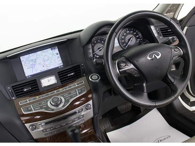 ★使いやすさや安全性を追求したステアリング周り!高級車ゆえにスイッチ類が多いのも特徴ですね!考え尽くされた配置ですぐに使いこなす事が出来ますのでご安心下さい!是非、体感してみて下さい!!