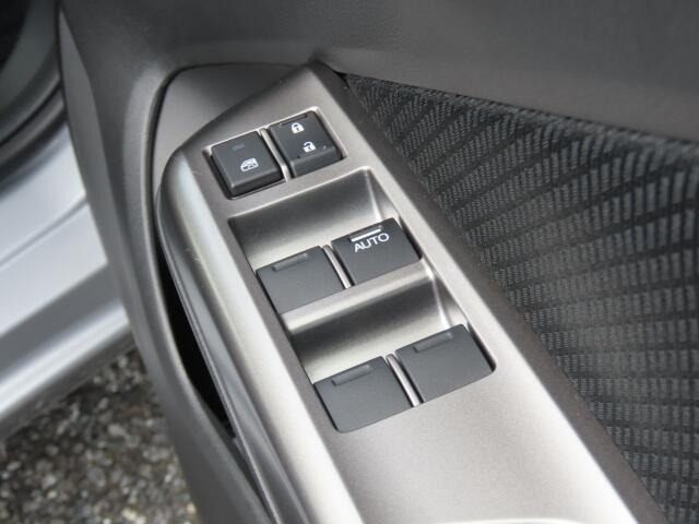 �p���[�E�B���h�E�͉^�]�Ȃ̃X�C�b�`�̂݃I�[�g�@�\����������Ă���܂��B�E�B���h�E���b�N����������Ă���̂ŁA���q�l�ƈꏏ�̎������S�ł��ˁB