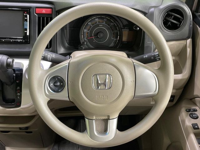 �C���e���A�ɍ��킹���f�U�C���̃X�e�A�����O�́A�^�]�������̂��Ƃ��l���A�^�]���₷���`��A�傫���ł��B�����x�A���ۂɐG���Ă��m���߂��������B