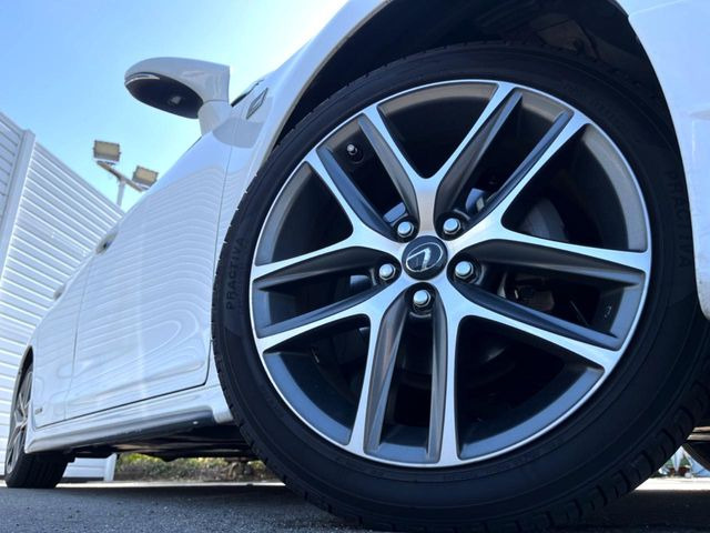 �y����17�C���`�A���~�z�C�[���z�O�ςɃ}�b�`���������A���~�z�C�[���𑕒����Ă���܂��B�e��ЊO�A���~�z�C�[����A�X�^�b�h���X�^�C�����戵�����Ă���܂��B���񂲑��k����������