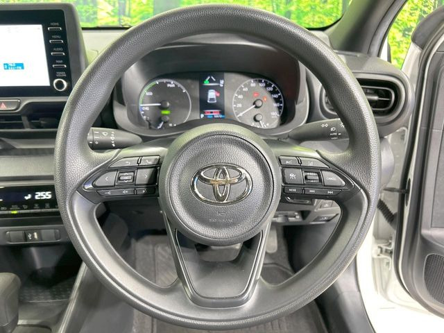 �C���e���A�ɍ��킹���f�U�C���̃X�e�A�����O�́A�^�]�������̂��Ƃ��l���A�^�]���₷���`��A�傫���ł��B�����x�A���ۂɐG���Ă��m���߂��������B