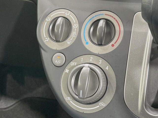 寒い冬も暑い夏も全席に快適な空調を届けてくれる、ダイヤル式エアコンを装備♪