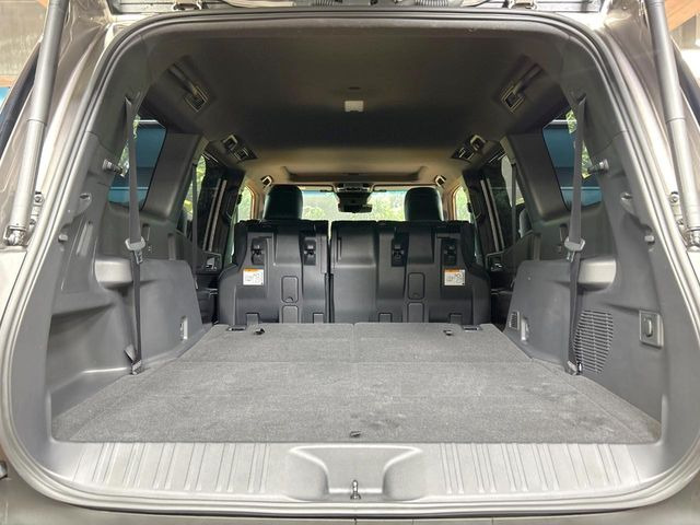 ���i�̂���������ʋ΁A���}���ɏ\���ȉ׎��X�y�[�X���m�ۂ��Ă���܂��B�Z�J���h�V�[�g��|���ƁA�傫�ȉו��̐ύڂ��\�ł���