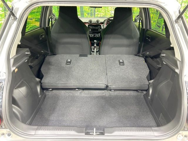 ���i�̂���������ʋ΁A���}���ɏ\���ȉ׎��X�y�[�X���m�ۂ��Ă���܂��B�Z�J���h�V�[�g��|���ƁA�傫�ȉו��̐ύڂ��\�ł���