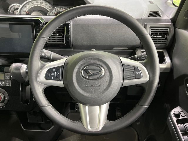 �C���e���A�ɍ��킹���f�U�C���̃X�e�A�����O�́A�^�]�������̂��Ƃ��l���A�^�]���₷���`��A�傫���ł��B�����x�A���ۂɐG���Ă��m���߂��������B