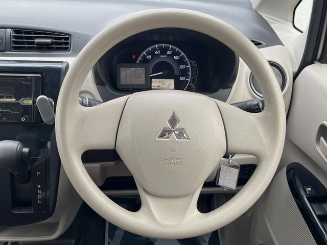 �C���e���A�ɍ��킹���f�U�C���̃X�e�A�����O�́A�^�]�������̂��Ƃ��l���A�^�]���₷���`��A�傫���ł��B�����x�A���ۂɐG���Ă��m���߂��������B