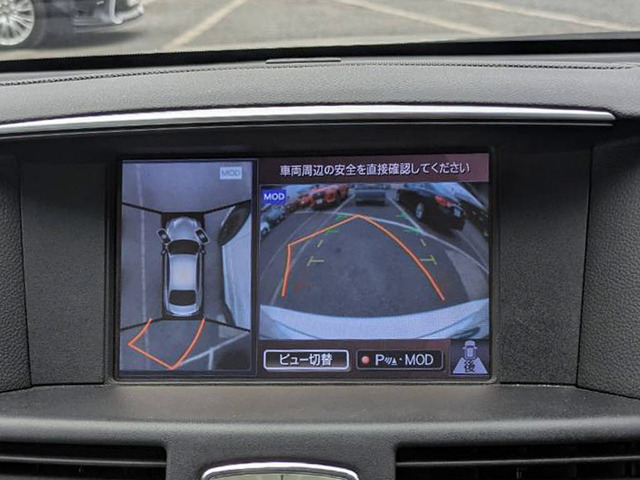 アラウンドビューモニターを装備!上から車両を見下ろしたような映像をナビ画面に表示できます。車両前後左右に搭載した4つのカメラ映像を継ぎ目なく合成!目視では見えない部分もリアルタイムで見れます。