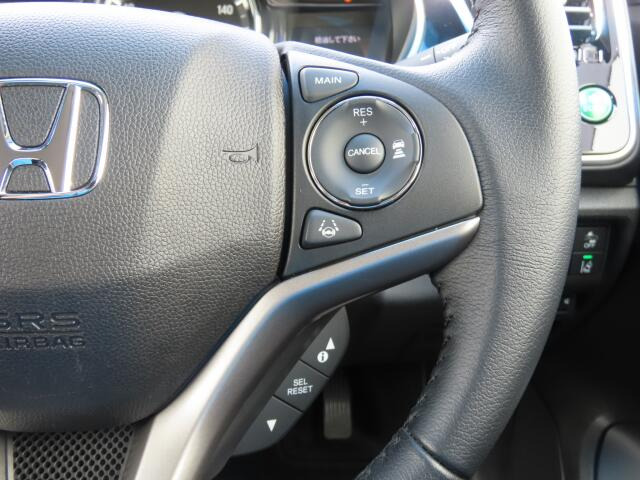 �N���[�Y�R���g���[���𑕔����Ă��܂��̂ŁA�������H�ȂǂŃA�N�Z���y�_���𓥂܂��Ɏԑ������ɕۂ��Ƃ��\�ł�