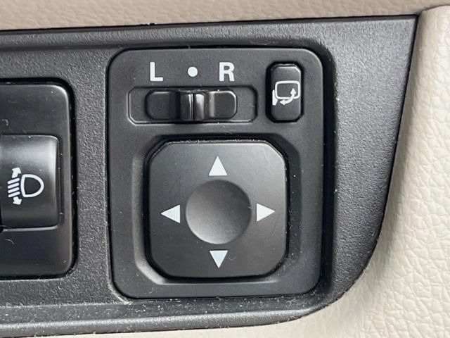 �y�d���i�[�~���[�z�T�C�h�~���[�͓d���i�[���ƂȂ��Ă���A�������ԏ�ł��L�Y�������X�N��}�����܂��B