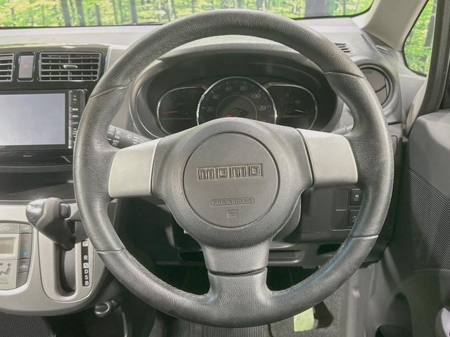 �C���e���A�ɍ��킹���f�U�C���̃X�e�A�����O�́A�^�]�������̂��Ƃ��l���A�^�]���₷���`��A�傫���ł��B�����x�A���ۂɐG���Ă��m���߂��������B