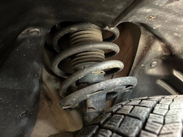 お車を安心してお乗りいただく為には、足回りの定期点検が欠かせません。サービスサポート(有償保証)では無料点検もご提供しており、安心のカーライフをお過ごしいただけるサポート体制が整っています。