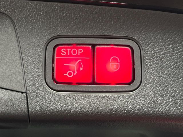 ●電動リアゲート:ワンタッチでリアゲートの開閉ができ、荷物などで両手が塞がっている状態でも簡単に開閉ができる便利機能です。