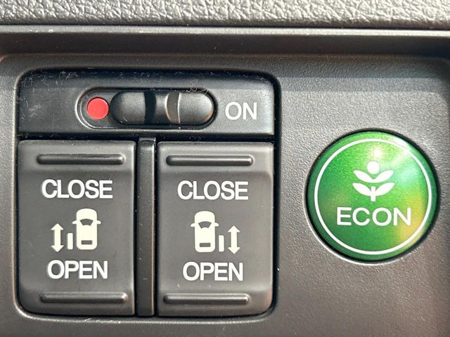 【両側パワースライドドア】スマートキーや運転席のスイッチで後席両側スライドドアの開閉が可能♪電動だから力を入れてドアを開ける必要が無く、小さなお子様でも簡単に開け閉めでき快適です♪