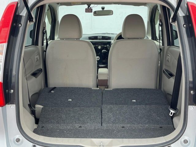 ���i�̂���������ʋ΁A���}���ɏ\���ȉ׎��X�y�[�X���m�ۂ��Ă���܂��B�Z�J���h�V�[�g��|���ƁA�傫�ȉו��̐ύڂ��\�ł���