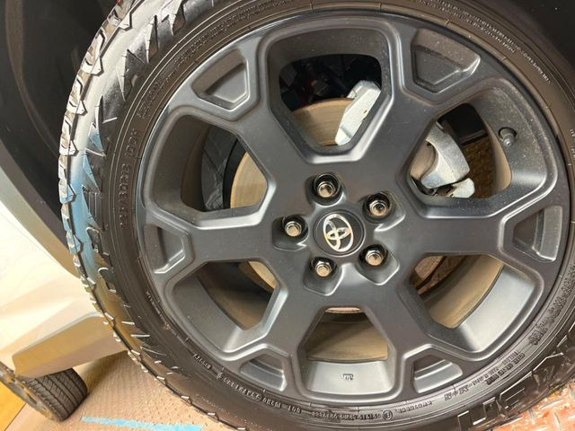 �y����18�C���`�A���~�z�C�[���z�O�ςɃ}�b�`���������A���~�z�C�[���𑕒����Ă���܂��B�e��ЊO�A���~�z�C�[����A�X�^�b�h���X�^�C�����戵�����Ă���܂��B���񂲑��k����������