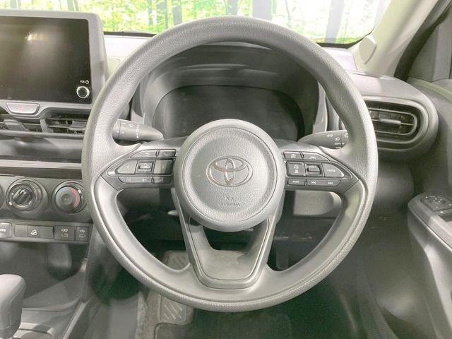 �C���e���A�ɍ��킹���f�U�C���̃X�e�A�����O�́A�^�]�������̂��Ƃ��l���A�^�]���₷���`��A�傫���ł��B�����x�A���ۂɐG���Ă��m���߂��������B