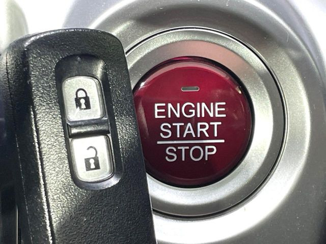 �yHonda�X�}�[�g�L�[�z�J�o����|�P�b�g�ɓ��ꂽ�܂܂ł��h�A�̎{���E�������\�ȃX�}�[�g�L�[�𑕔��B�G���W���̃I���E�I�t�����J�M�����o���K�v����������Ƃ��Ă��֗��ł���