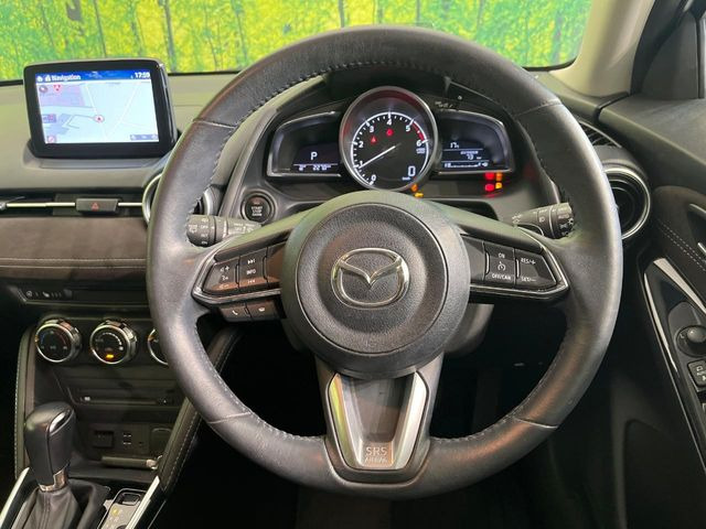 �C���e���A�ɍ��킹���f�U�C���̃X�e�A�����O�́A�^�]�������̂��Ƃ��l���A�^�]���₷���`��A�傫���ł��B�����x�A���ۂɐG���Ă��m���߂��������B