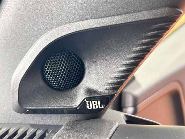 �yJBL�T�E���h�V�X�e���z���[�J�[�I�v�V�����̍��i�ʃT�E���h�V�X�e���𓋍ځB��p�̃`���[�j���O���{���ꂽ�召�l�X�ȃX�s�[�J�[����ǎ��ȃT�E���h���t�ł��A�Տꊴ���ӂ�鉹����Ԃ����o���܂��B