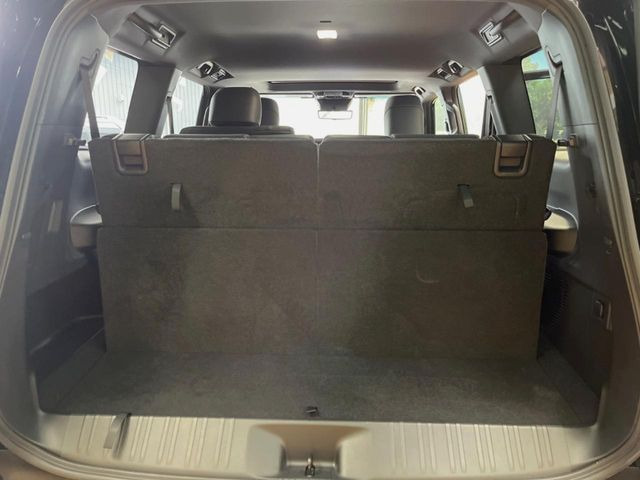 ���i�̂���������ʋ΁A���}���ɏ\���ȉ׎��X�y�[�X���m�ۂ��Ă���܂��B�Z�J���h�V�[�g��|���ƁA�傫�ȉו��̐ύڂ��\�ł���