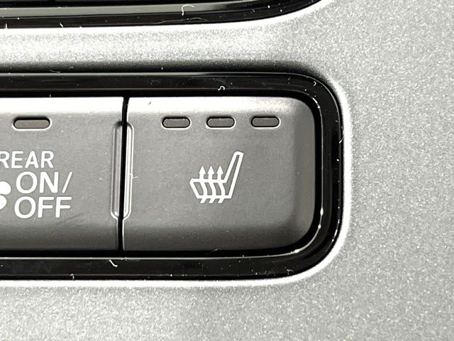 【シートヒーター】寒い日に重宝するシートヒーター!エアコンより早く温まってくれるので寒がりの人も安心ですね♪エアコンの温風は乾燥するから苦手、という方にもをおすすめです。