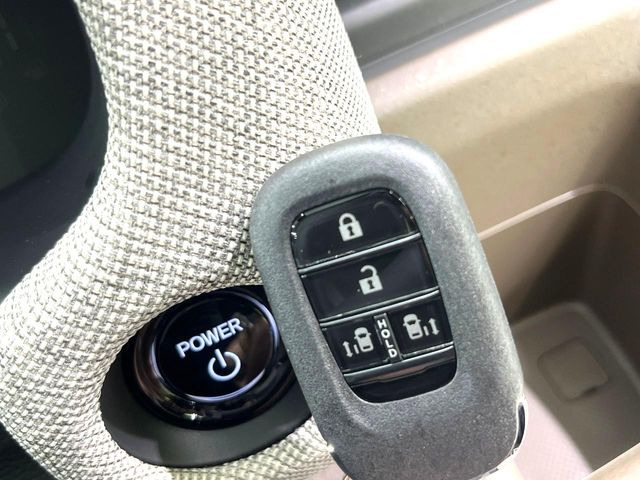 【Hondaスマートキー】カバンやポケットに入れたままでもドアの施錠・解錠が可能なスマートキーを装備。エンジンのオン・オフ時もカギを取り出す必要が無いからとっても便利です♪
