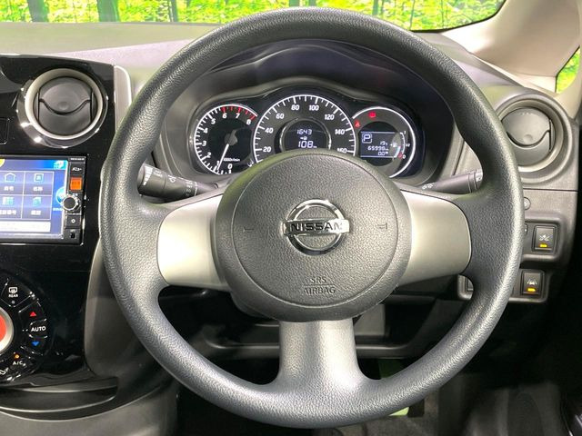�C���e���A�ɍ��킹���f�U�C���̃X�e�A�����O�́A�^�]�������̂��Ƃ��l���A�^�]���₷���`��A�傫���ł��B�����x�A���ۂɐG���Ă��m���߂��������B