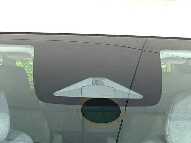 【ホンダセンシング】走行中に前方の車両等を認識し、衝突しそうな時は警報とブレーキで衝突回避と被害軽減をアシスト。より安全にドライブをお楽しみいただけます。