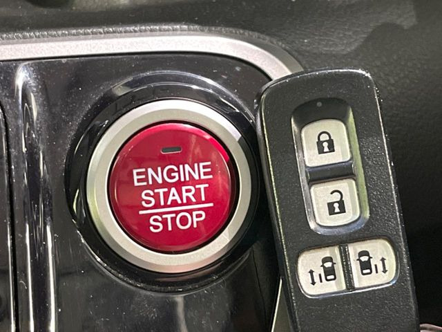 �yHonda�X�}�[�g�L�[�z�J�o����|�P�b�g�ɓ��ꂽ�܂܂ł��h�A�̎{���E�������\�ȃX�}�[�g�L�[�𑕔��B�G���W���̃I���E�I�t�����J�M�����o���K�v����������Ƃ��Ă��֗��ł���