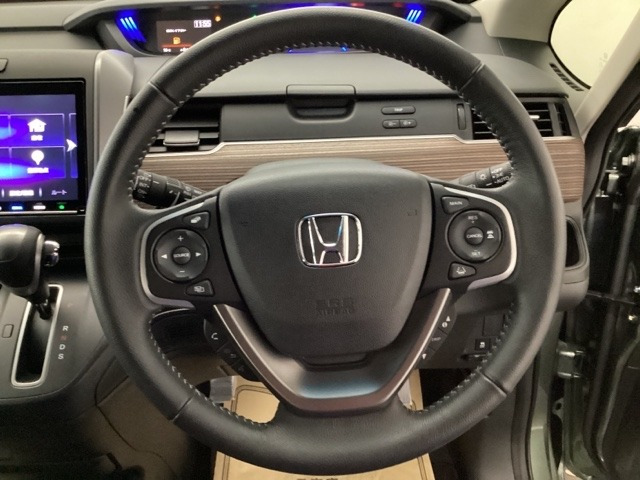 フリード+1.5 クロスター ブラックスタイル