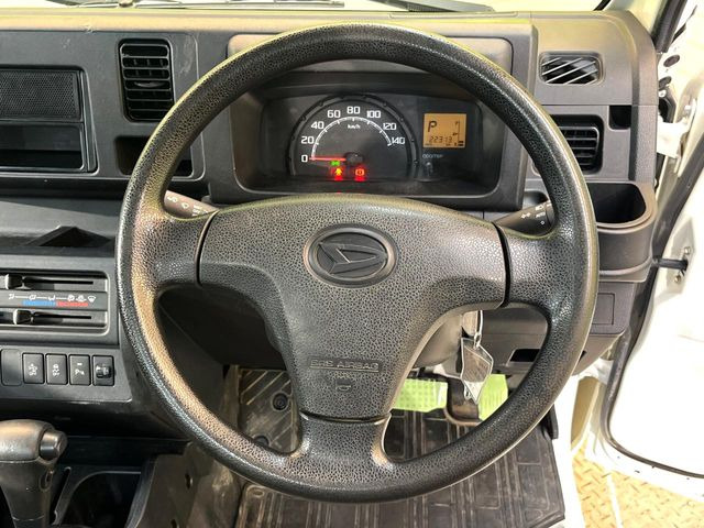 �C���e���A�ɍ��킹���f�U�C���̃X�e�A�����O�́A�^�]�������̂��Ƃ��l���A�^�]���₷���`��A�傫���ł��B�����x�A���ۂɐG���Ă��m���߂��������B