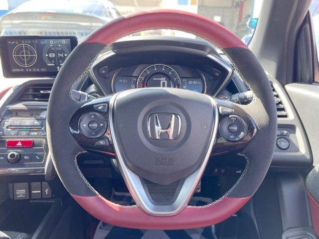 �y�����v�����X�e�A�����O�z�㎿�Ȋv���g�p���邱�ƂŁA��ɂ����������݂ƂĂ��^�]���₷���n���h���ł���