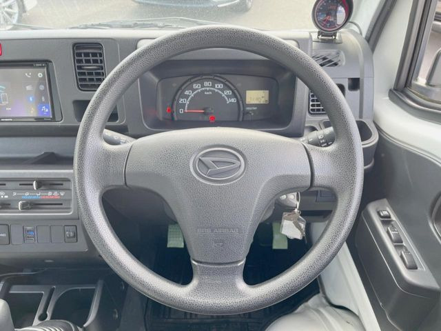 �C���e���A�ɍ��킹���f�U�C���̃X�e�A�����O�́A�^�]�������̂��Ƃ��l���A�^�]���₷���`��A�傫���ł��B�����x�A���ۂɐG���Ă��m���߂��������B