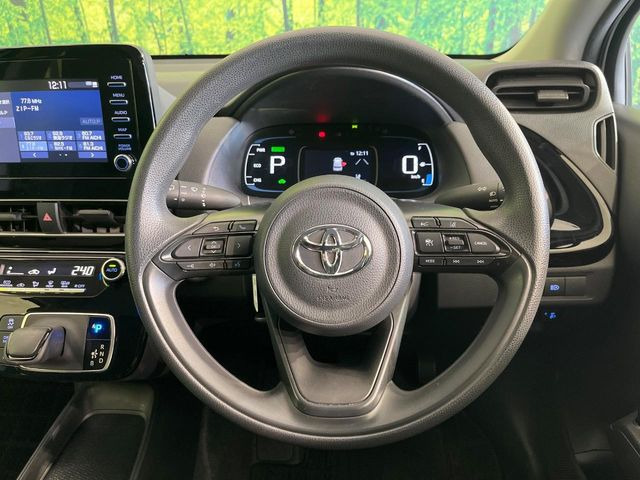 �C���e���A�ɍ��킹���f�U�C���̃X�e�A�����O�́A�^�]�������̂��Ƃ��l���A�^�]���₷���`��A�傫���ł��B�����x�A���ۂɐG���Ă��m���߂��������B