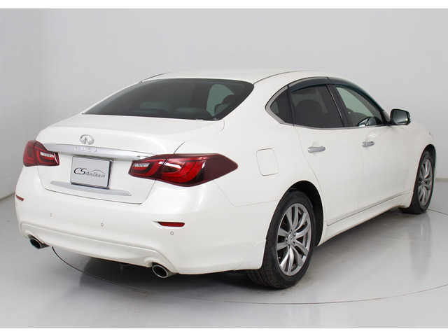 個性的なリアビューで御座います。精悍な佇まいは高級車ならではです。