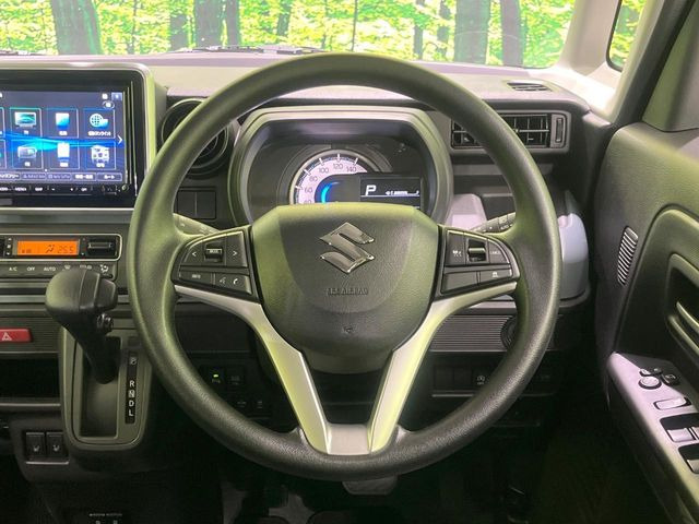 �C���e���A�ɍ��킹���f�U�C���̃X�e�A�����O�́A�^�]�������̂��Ƃ��l���A�^�]���₷���`��A�傫���ł��B�����x�A���ۂɐG���Ă��m���߂��������B