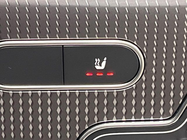 ●フロントシートヒーティング:運転席・助手席共に三段階で調節が可能なシートヒーターを装備しております。季節を問わず快適にご使用いただけます。