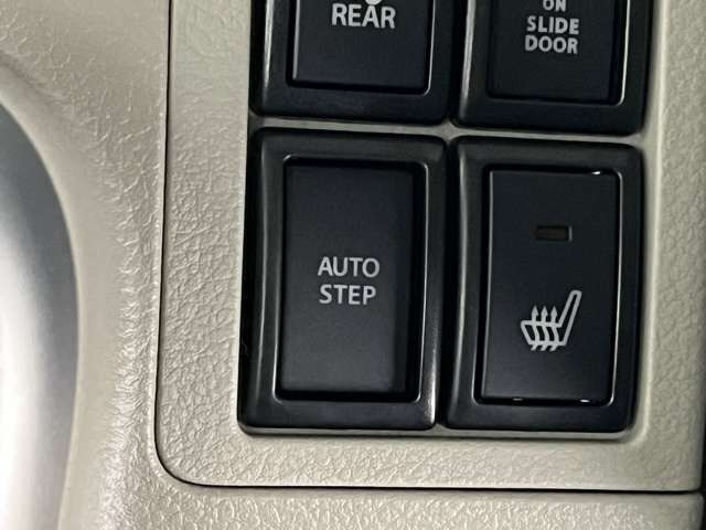 ���̃{�^����������Ă���ƍ����̃X���C�h�h�A���J�������ɃI�[�g�X�e�b�v���o�܂�!